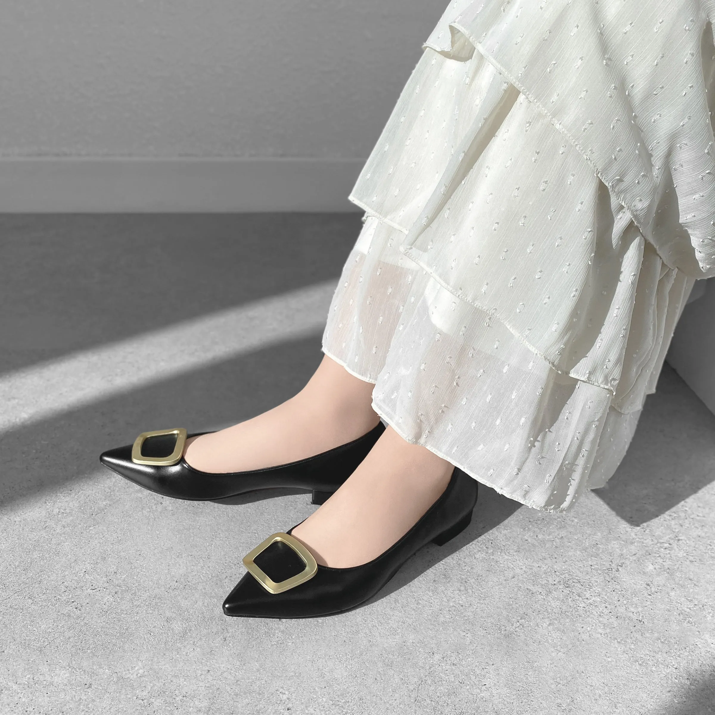 10% OFF: 2024SS: Pointed toe buckle flat shoes (4785) Black