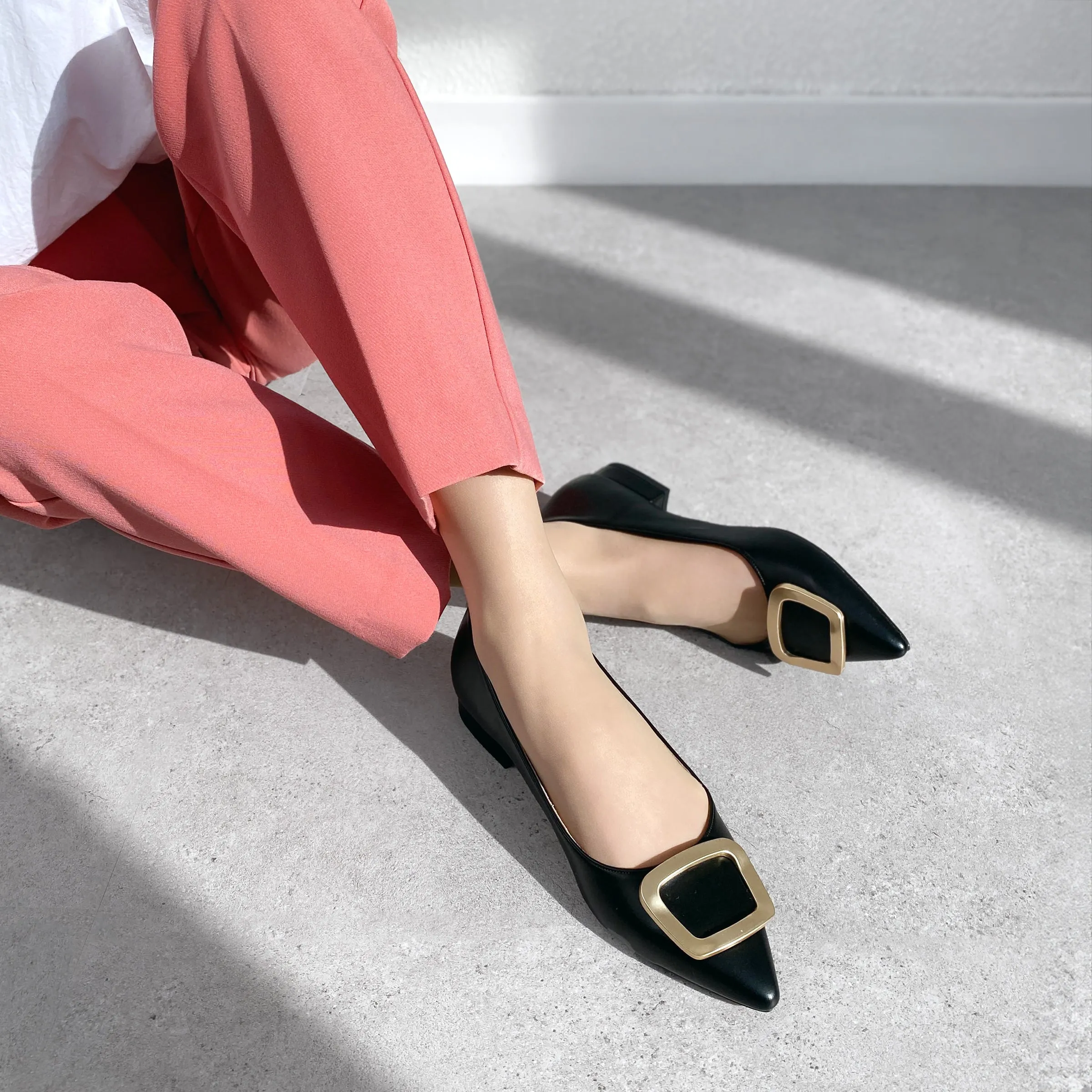 10% OFF: 2024SS: Pointed toe buckle flat shoes (4785) Black