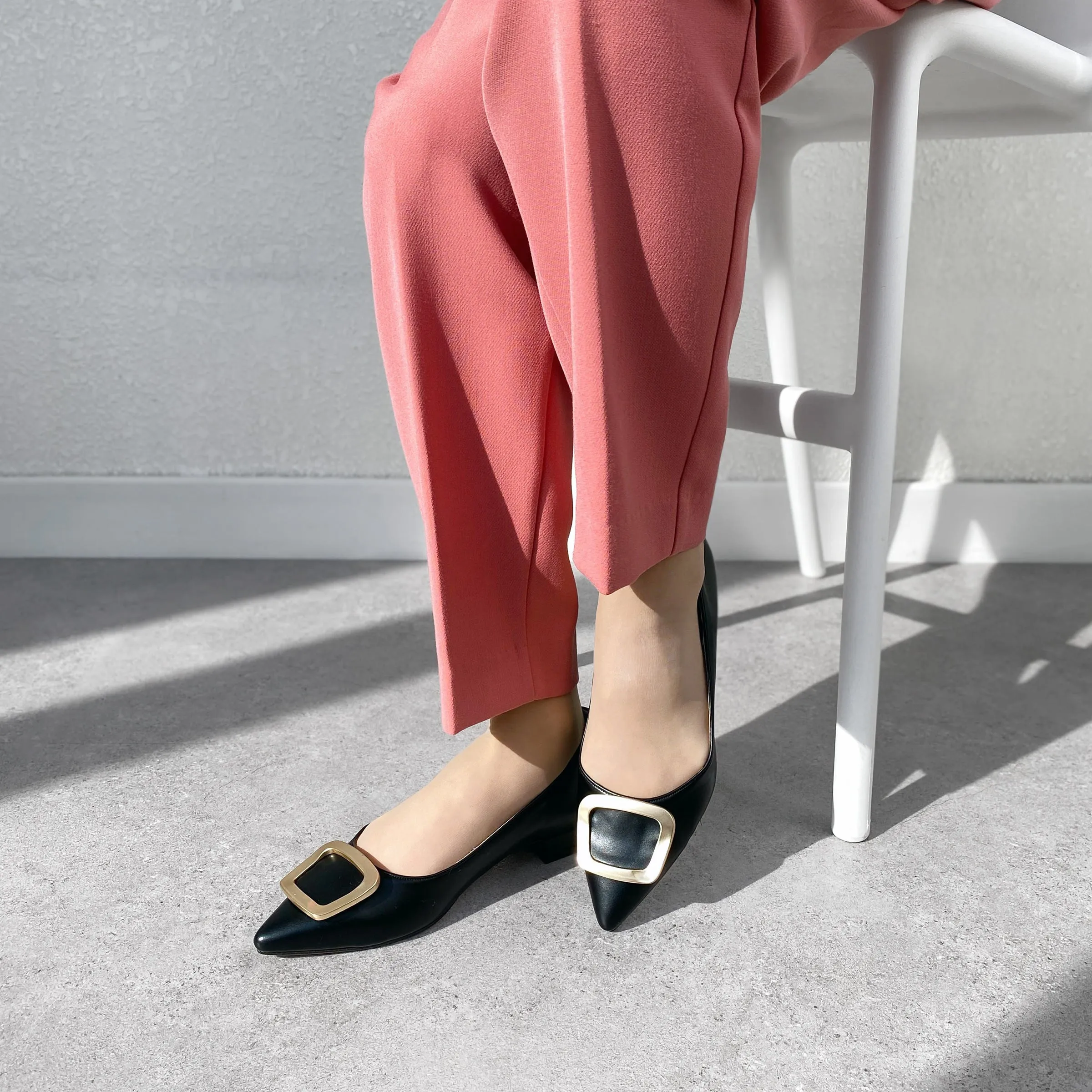 10% OFF: 2024SS: Pointed toe buckle flat shoes (4785) Black