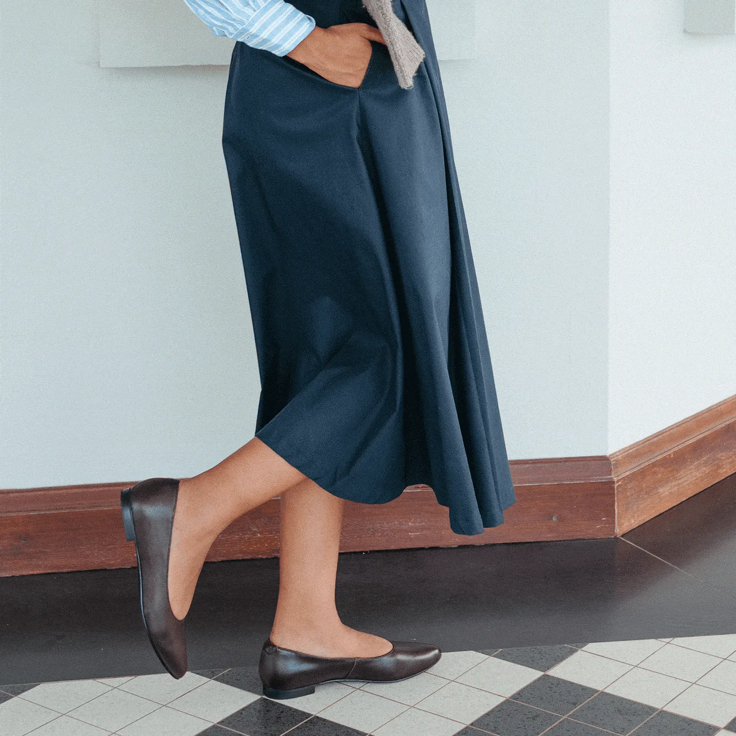 Flat Pointed Court Shoe in Nude Ebony - 12713
