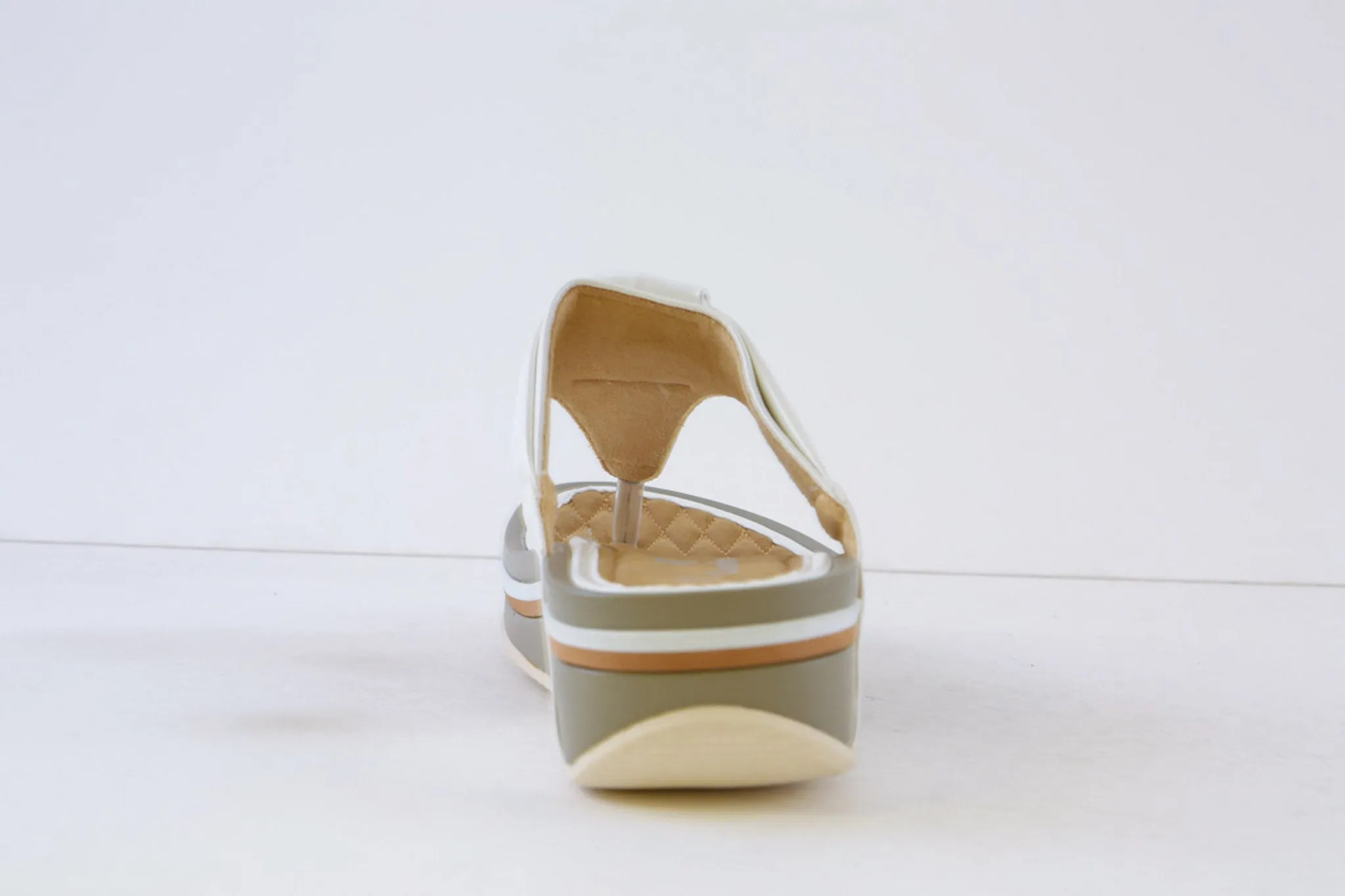 P-COMFORT - WW1660 KNOT TRIM WEDGE TOE-POST MULE - WHITE