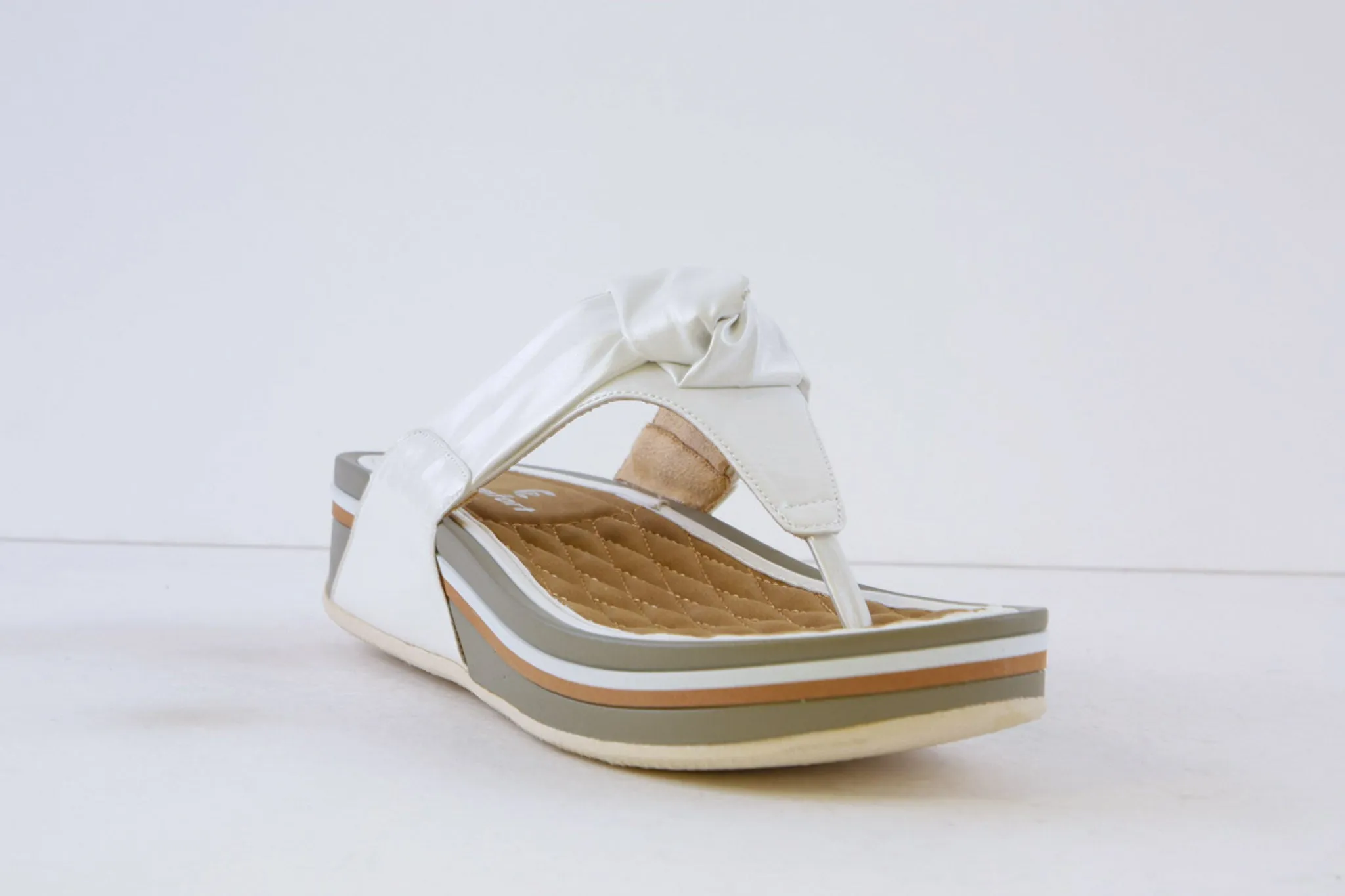 P-COMFORT - WW1660 KNOT TRIM WEDGE TOE-POST MULE - WHITE