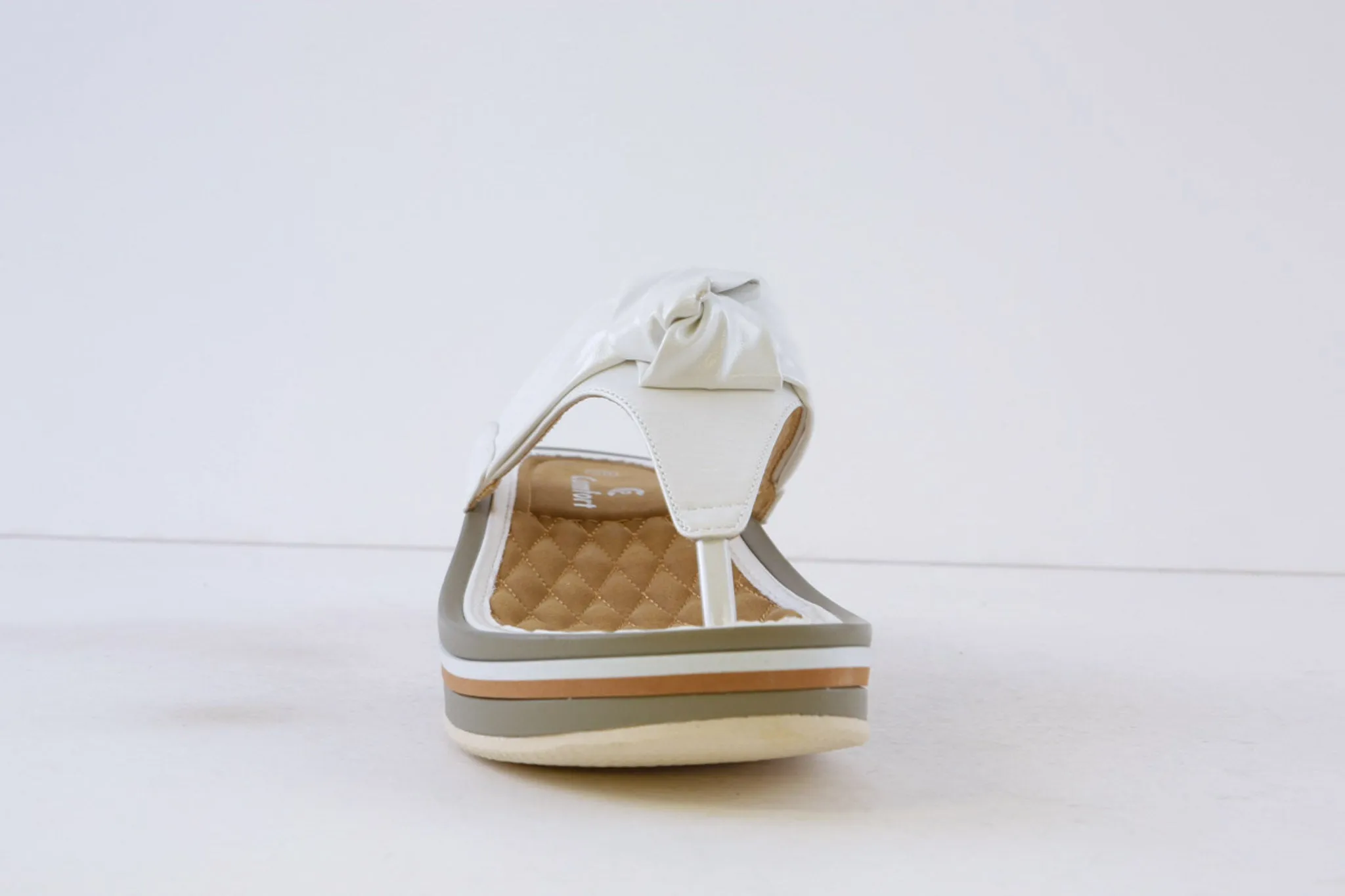 P-COMFORT - WW1660 KNOT TRIM WEDGE TOE-POST MULE - WHITE
