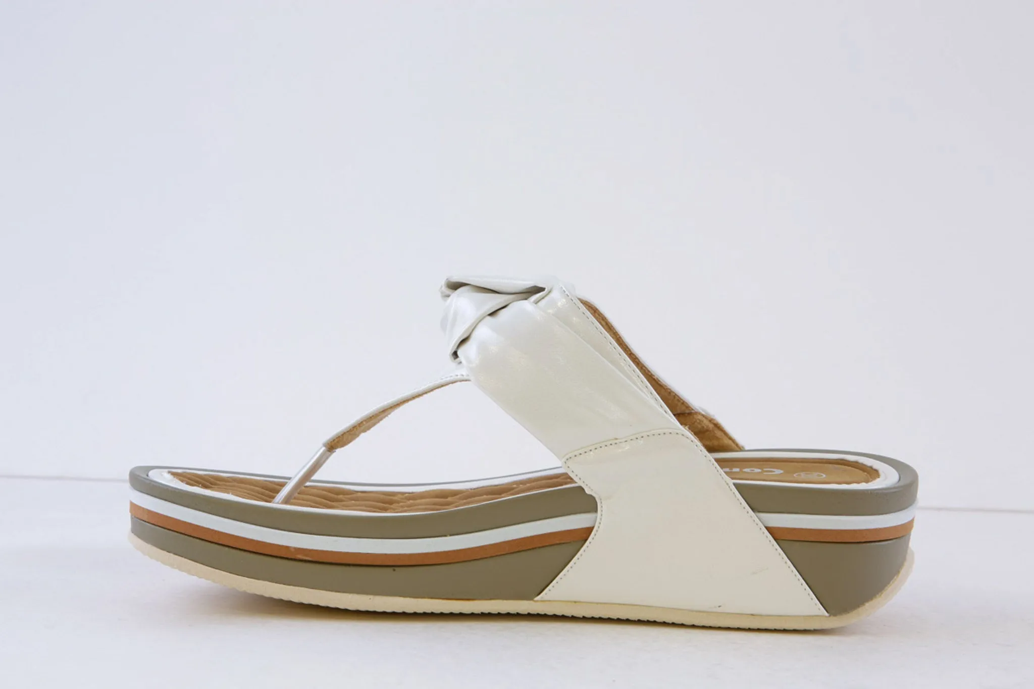 P-COMFORT - WW1660 KNOT TRIM WEDGE TOE-POST MULE - WHITE