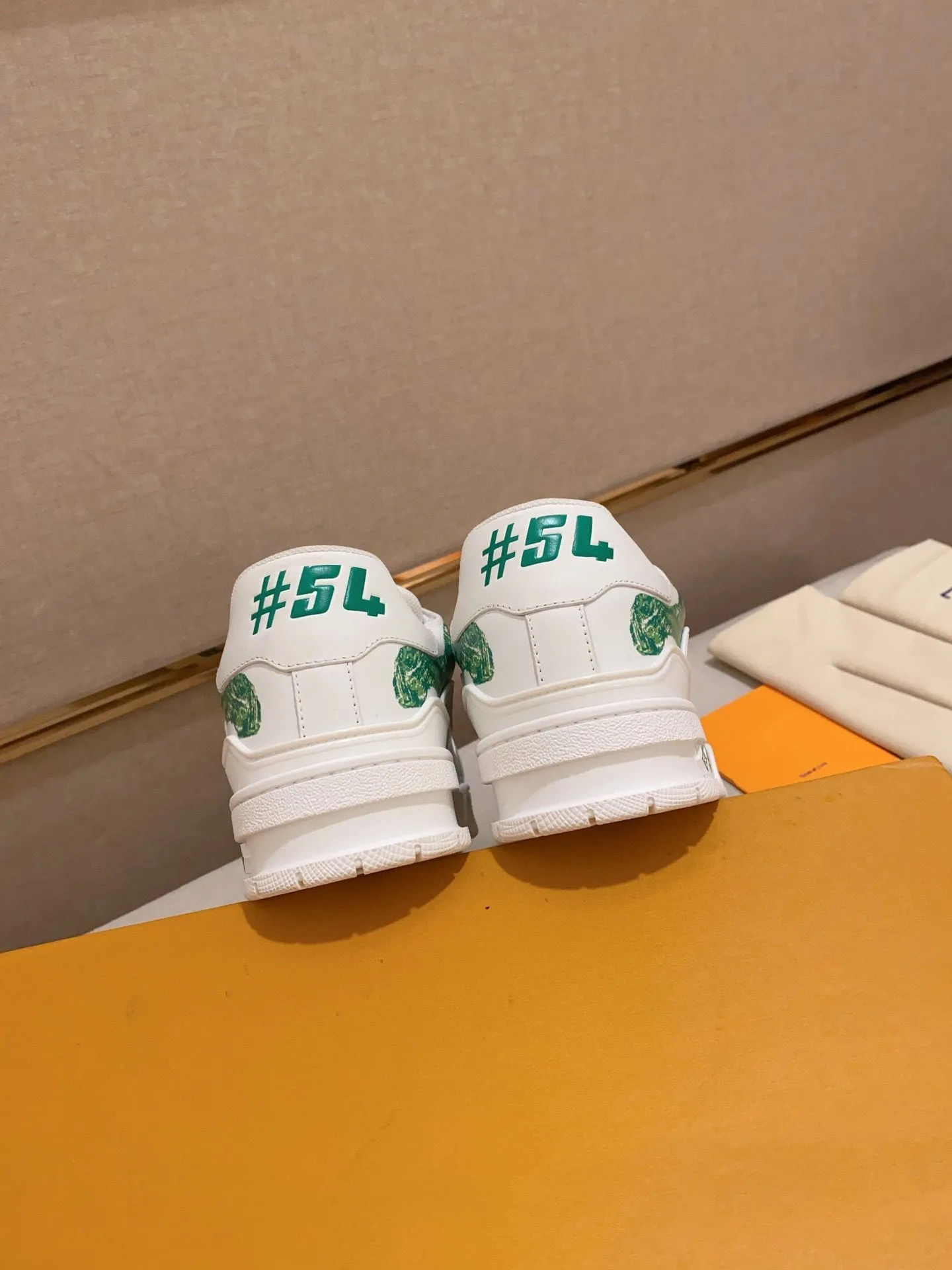 WHITE Louis TRAINER GREEN SNEAKER Must-have Vuitton Supportive