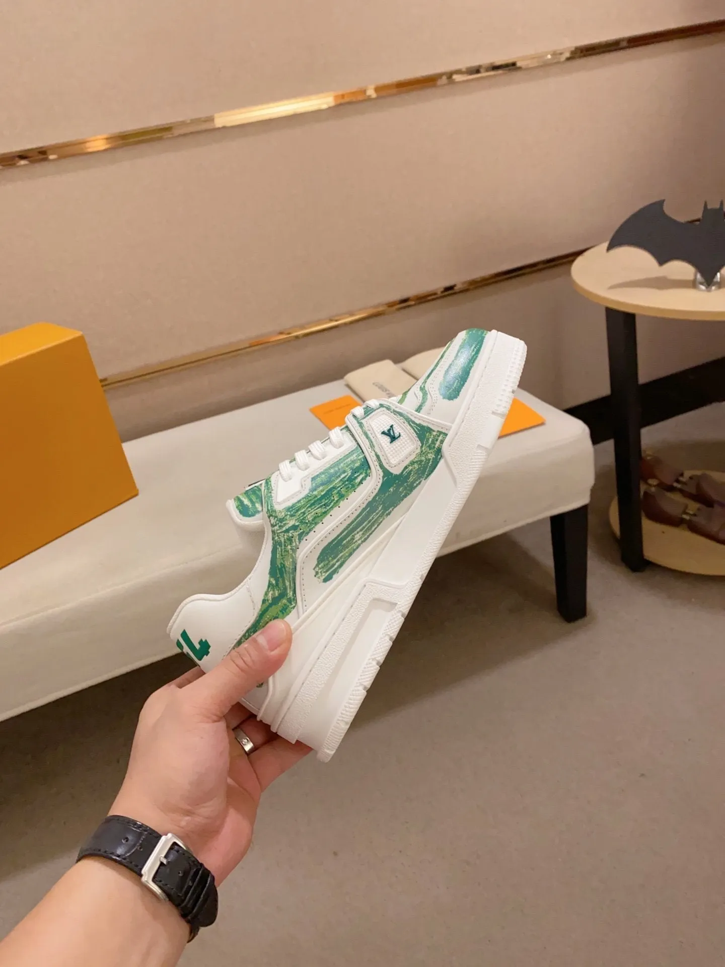 WHITE Louis TRAINER GREEN SNEAKER Must-have Vuitton Supportive