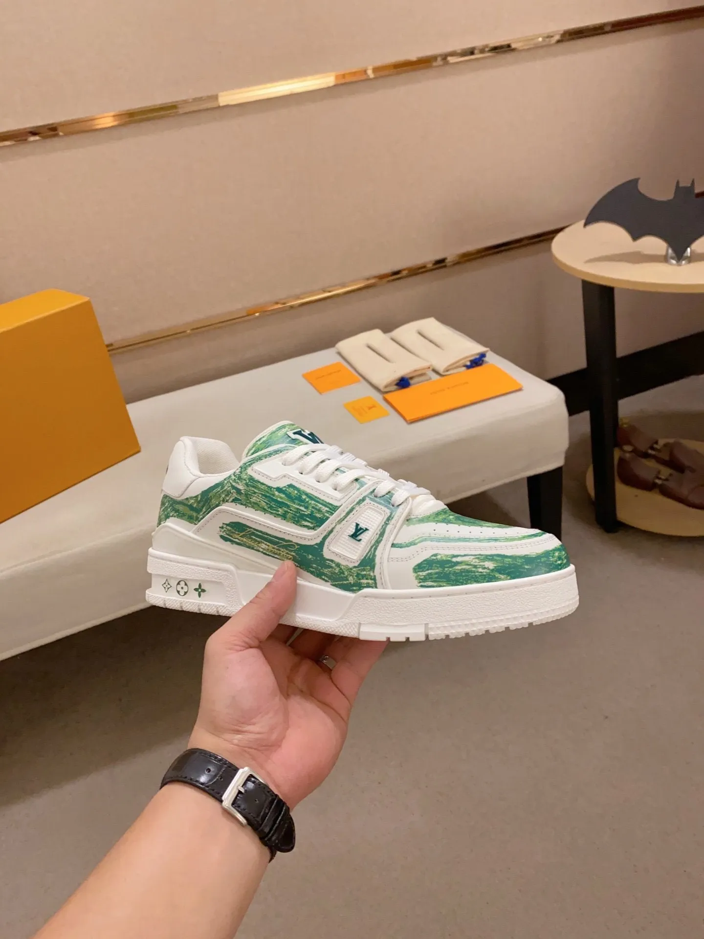 WHITE Louis TRAINER GREEN SNEAKER Must-have Vuitton Supportive