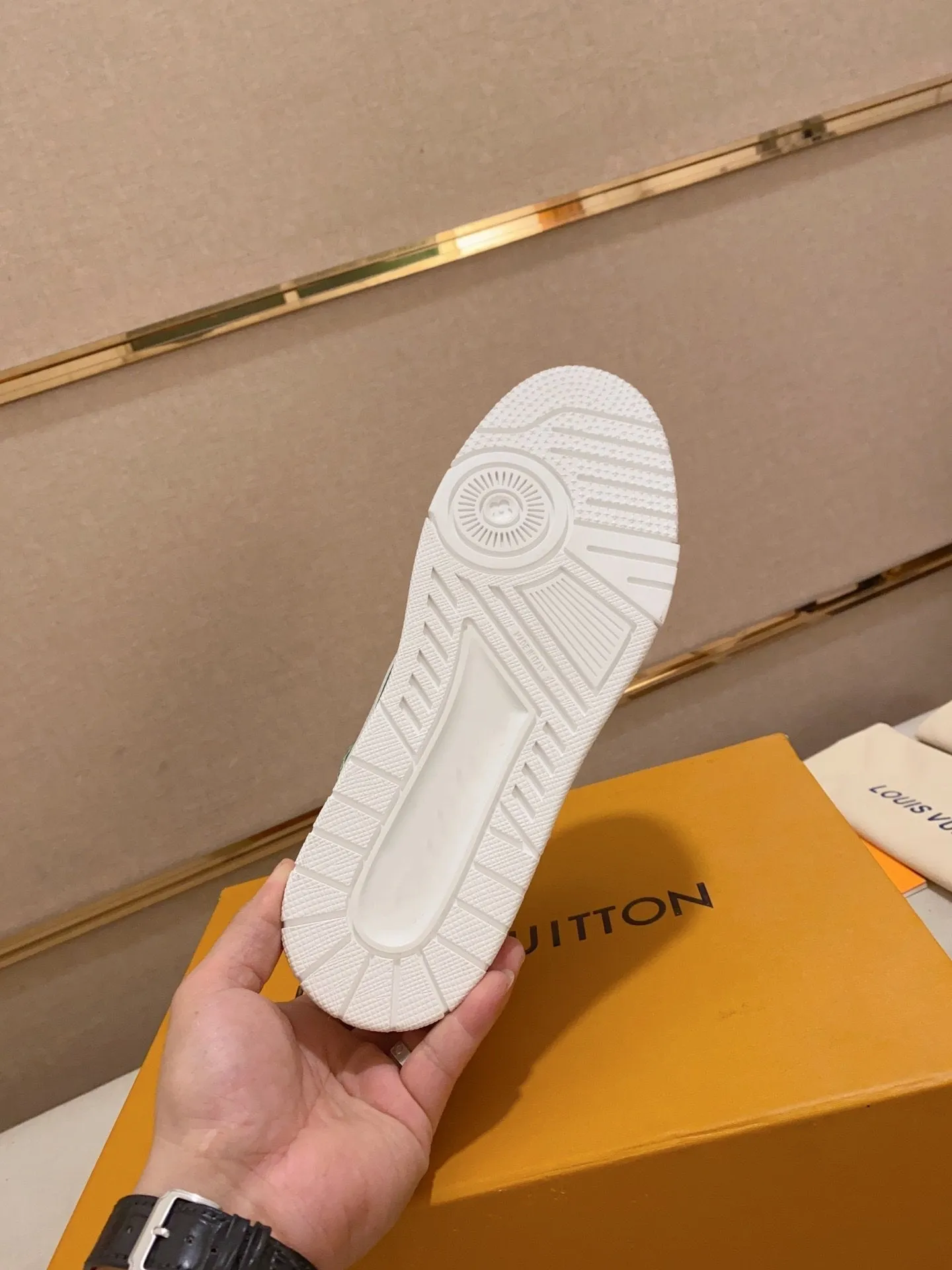 WHITE Louis TRAINER GREEN SNEAKER Must-have Vuitton Supportive