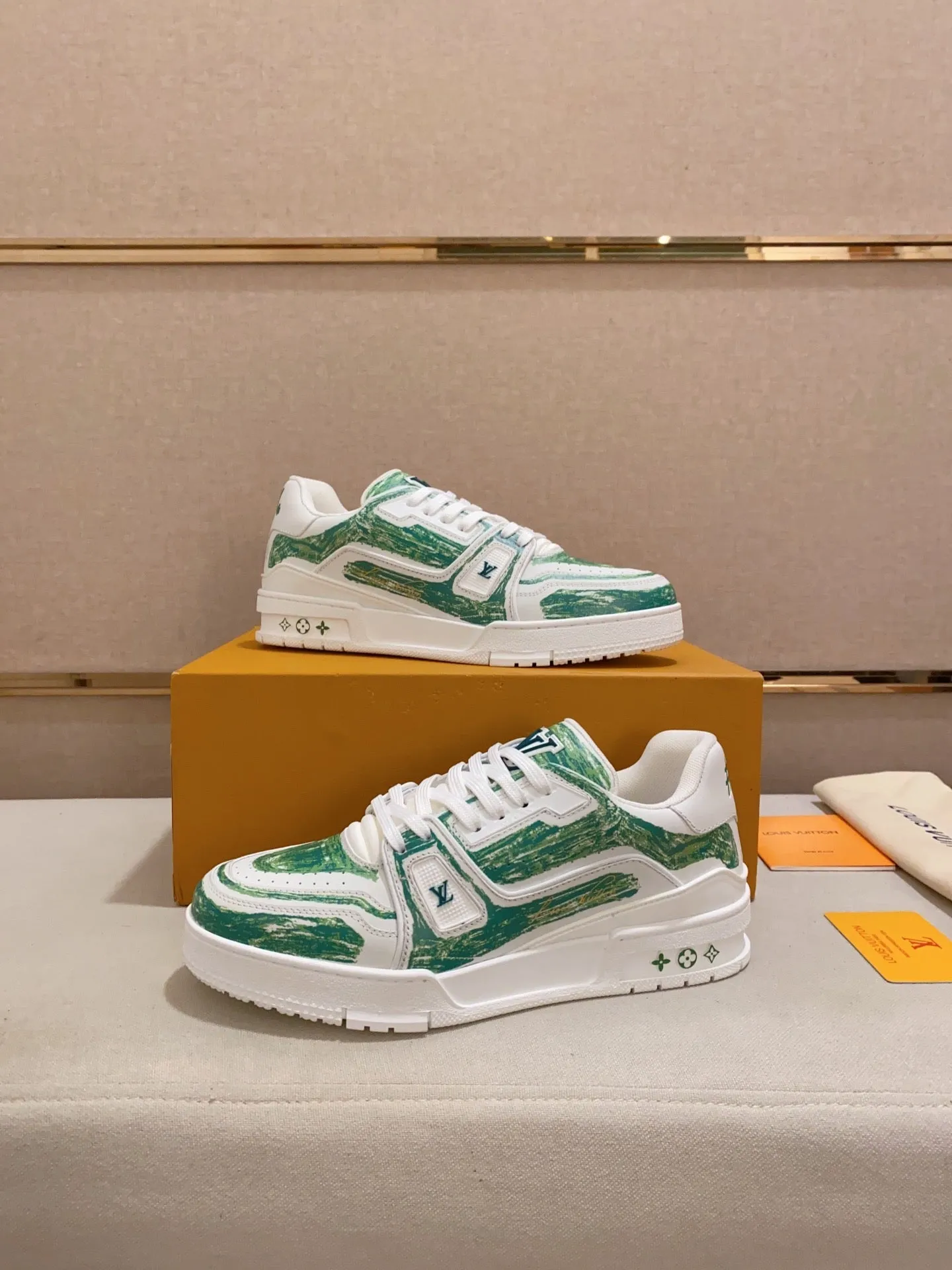 WHITE Louis TRAINER GREEN SNEAKER Must-have Vuitton Supportive